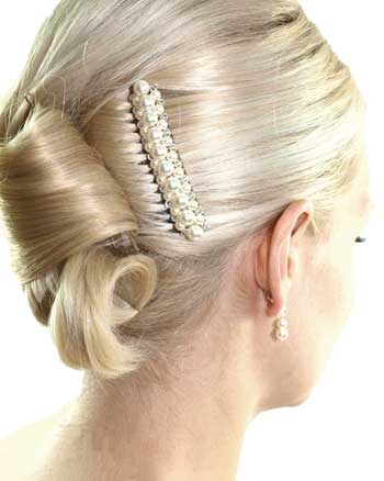 Brautfrisur mit Perlen Haarkamm
