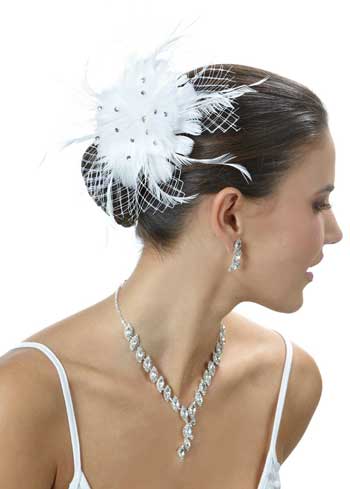 Hochzeitsfrisur mit Fascinator