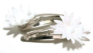 Bild von Haarclip metallic mit weisser Blüte
